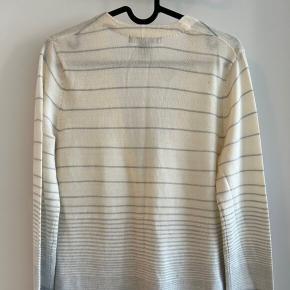Tahari Extrafine Merino Wool / Acrylic Sweater Size Small - Picture 2 of 9